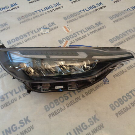 Custom 23- pravé LED svetlo PZ31-13E014-CB 480€