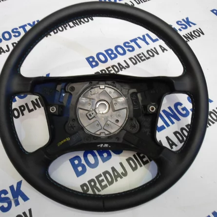 E38 Hladká čierna + farebná niť (18E38HCH3K) 95€