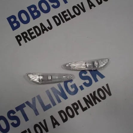 E83 bočné biele smerovky